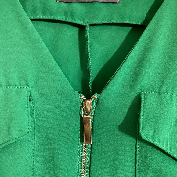 Green blouse sleeveless - Picture 2 of 3